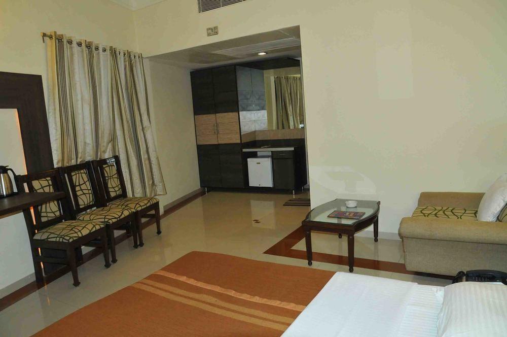 אחמדאבאד Hotel The Westend מראה חיצוני תמונה