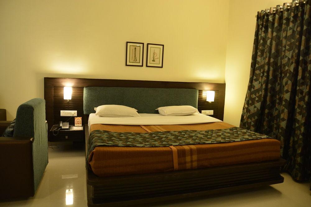 אחמדאבאד Hotel The Westend מראה חיצוני תמונה