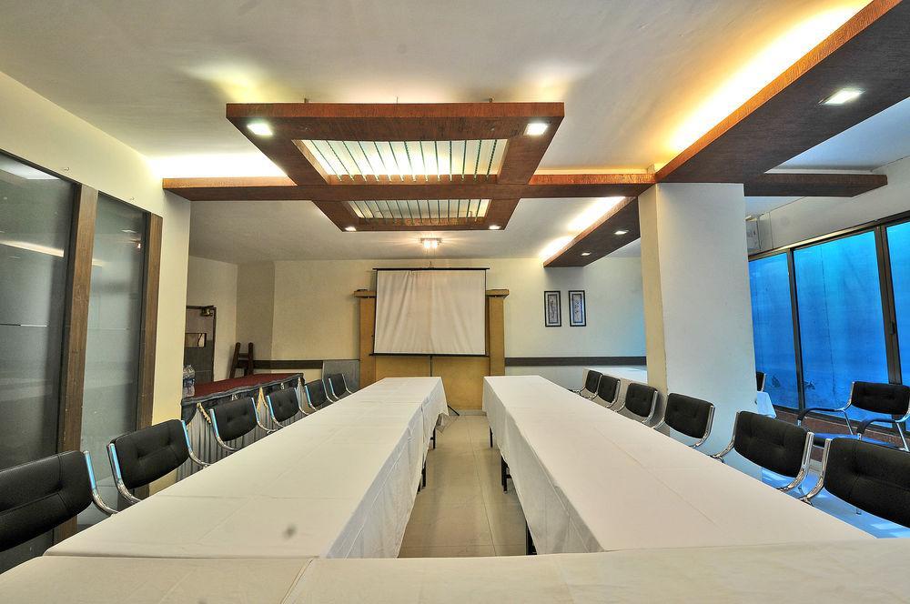 אחמדאבאד Hotel The Westend מראה חיצוני תמונה