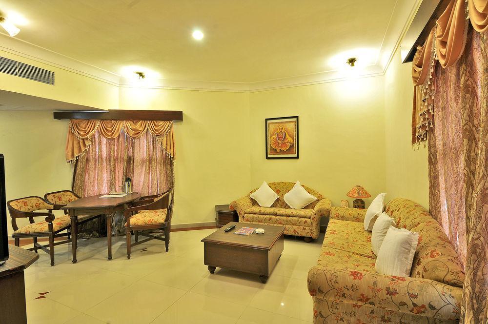 אחמדאבאד Hotel The Westend מראה חיצוני תמונה