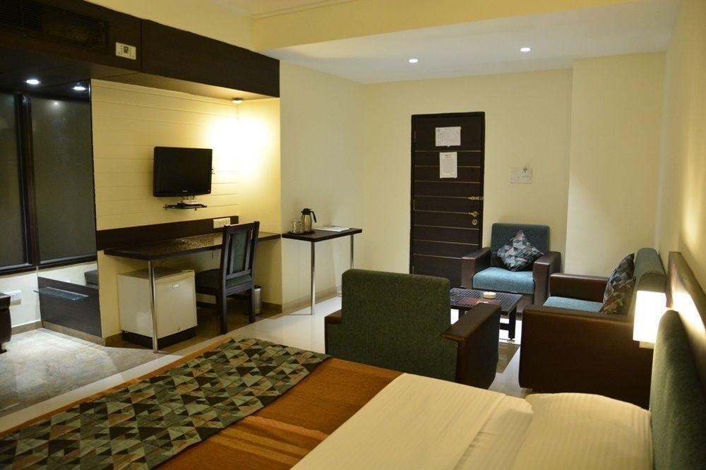 אחמדאבאד Hotel The Westend מראה חיצוני תמונה