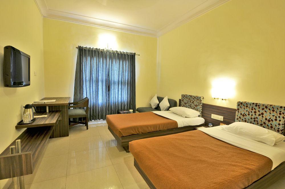 אחמדאבאד Hotel The Westend מראה חיצוני תמונה