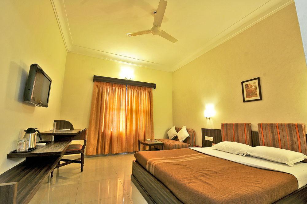 אחמדאבאד Hotel The Westend מראה חיצוני תמונה