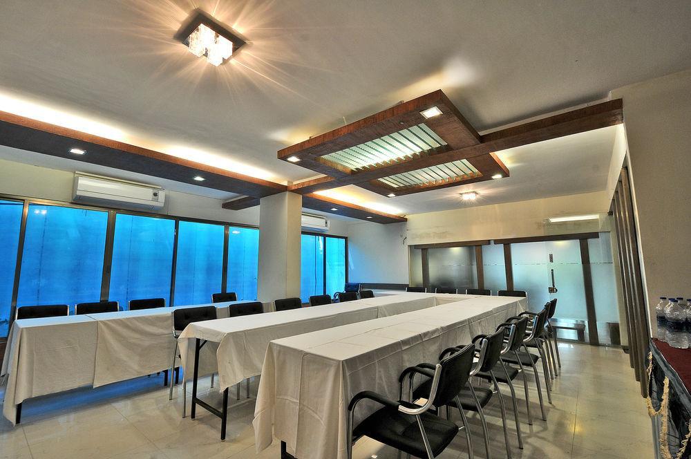 אחמדאבאד Hotel The Westend מראה חיצוני תמונה