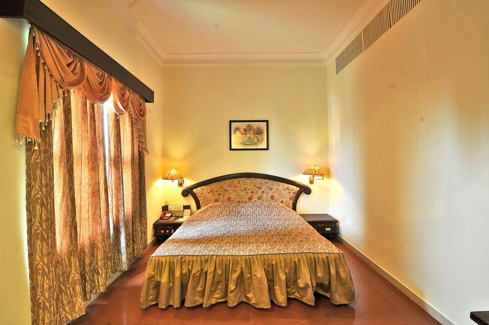 אחמדאבאד Hotel The Westend מראה חיצוני תמונה