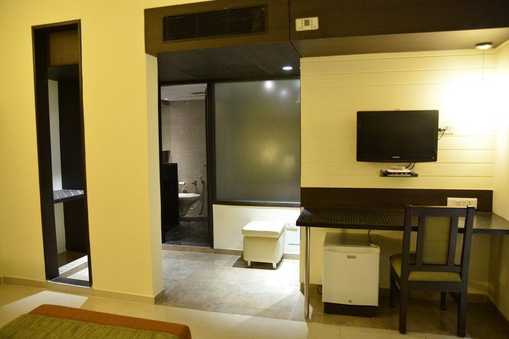 אחמדאבאד Hotel The Westend מראה חיצוני תמונה