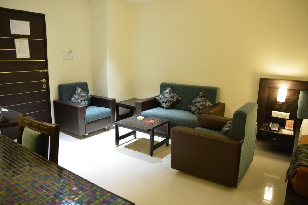 אחמדאבאד Hotel The Westend מראה חיצוני תמונה