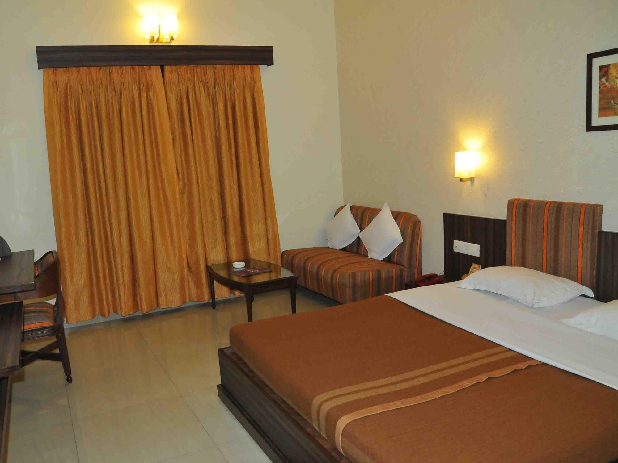 אחמדאבאד Hotel The Westend מראה חיצוני תמונה