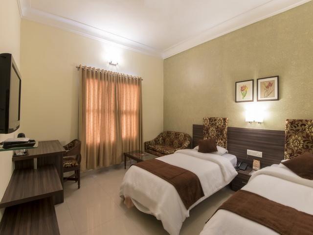 אחמדאבאד Hotel The Westend מראה חיצוני תמונה