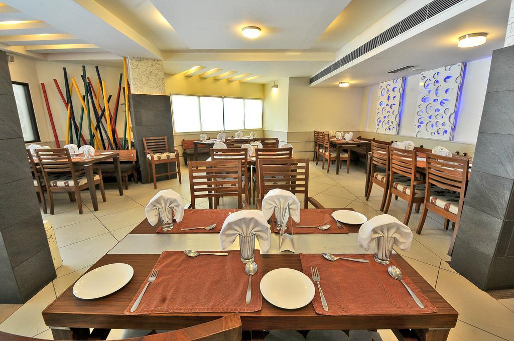 אחמדאבאד Hotel The Westend מראה חיצוני תמונה